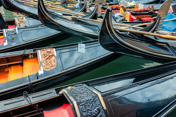 Venice Italy Dec 2019 Gondolas Messed Bacino Orseolo San Marco — стоковое фото
