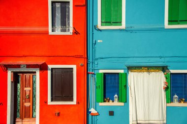 Venedik 'teki Burano Adaları' ndaki kanal boyunca uzanan renkli Venedik evleri.