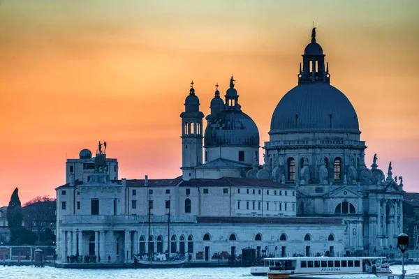 Закат Солнца Над Лагуной Венеции Базиликой Санта Мария Салуд — стоковое фото