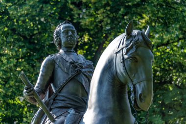 Burggarten parkındaki Franz Stephan von Lothringen heykelinin manzarası
