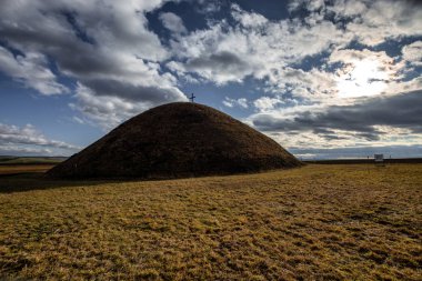 Gromugl: Eski Demir Çağı, Weinviertel, Niedersterreich, Aşağı Avusturya 'dan mezar tepeciği (Tumulus)