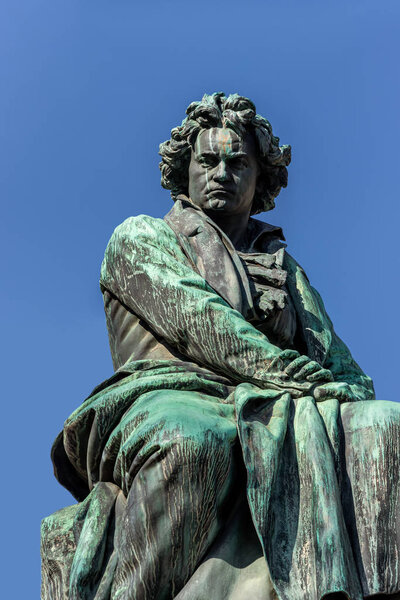 Скульптура Людвига ван Бетховена в Вене. Ниже находится древняя богиня с лавровым венком в руке
