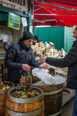 Viyana 'da Naschmarkt. Viyana 'nın ortasında ünlü bir yiyecek, hatıra ve bit pazarıdır.