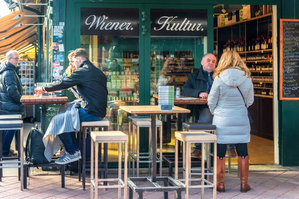 İnsanlar Viyana, Avusturya 'daki Naschmarkt pazarının ünlü bölgesinde öğle yemeği yiyorlar. Naschmarkt, 16. yüzyıldan beri popüler..