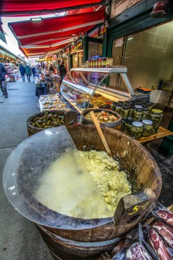 Viyana 'da Naschmarkt. Viyana 'nın ortasında ünlü bir yiyecek, hatıra ve bit pazarıdır.