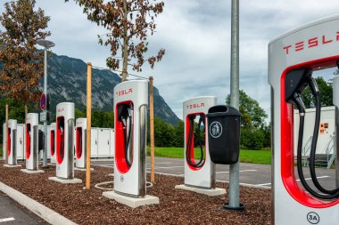  Tirol Avusturya 'da elektrikli araba şarj istasyonu manzarası