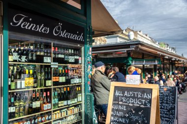 İnsanlar Viyana, Avusturya 'daki Naschmarkt pazarının ünlü bölgesinde öğle yemeği yiyorlar. Naschmarkt, 16. yüzyıldan beri popüler..