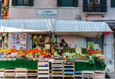 Venice, Campo San Leonardo 'daki küçük meyve standı.