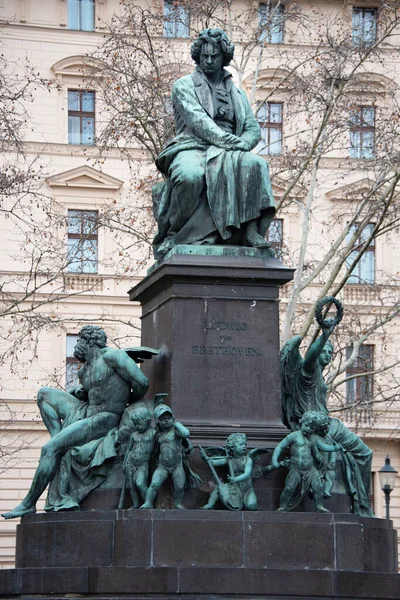 Rzeźba Ludwiga Van Beethovena Wiedniu Poniżej Jest Starożytna Bogini Wieńcem — Zdjęcie stockowe