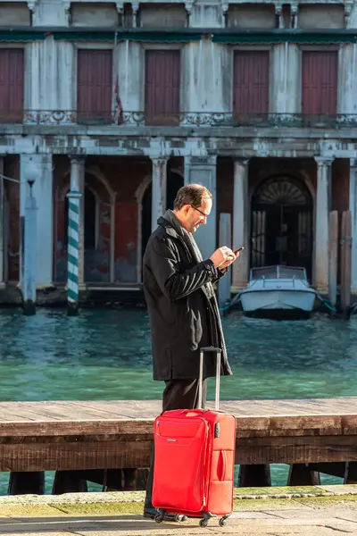 Lost Venice Man Searching Way Smartphone Venice — Stock Photo, Image