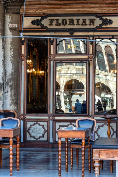 Piazza San Marco 'daki Florian Kafe' si ya da Venedik 'teki Aziz Markus Meydanı. Avrupa 'nın en eski kafesi ve Venedik' in ünlü simgesidir.
