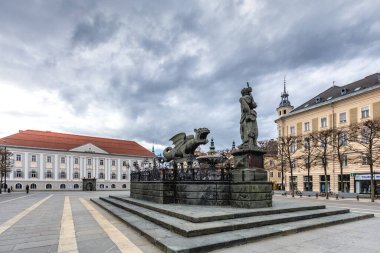 Klagenfurt şehir merkezindeki belediye binası ve Lindworm anıtı.