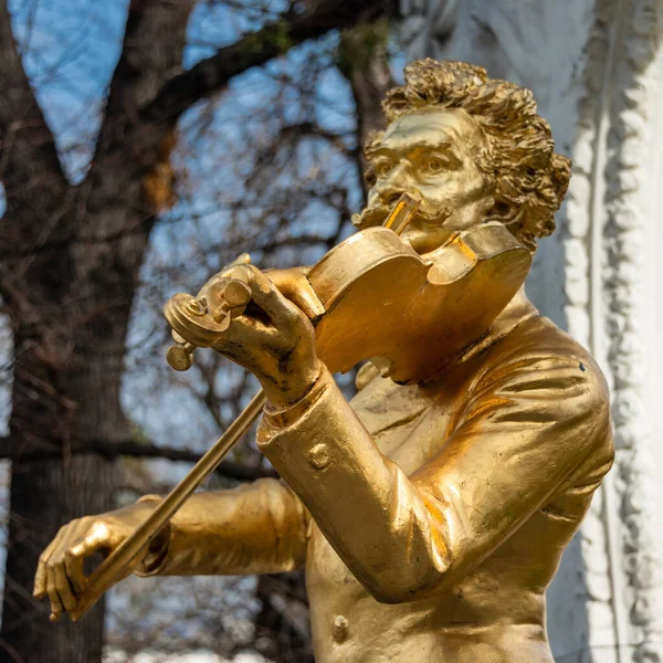 2018年7月15日 奥地利维也纳市立公园 Stadtpark 施特劳斯拉小提琴的镀金青铜雕像 施特劳斯是奥地利作曲家 被称为华尔兹国王 — 图库照片