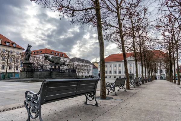 Rathaus Und Lindwurmdenkmal Der Klagenfurter Innenstadt — Stockfoto