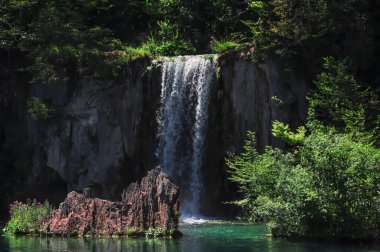 Hırvatistan 'daki Plitvicer Ulusal Parkı' nda Nefes Kesen Göller ve Şelaleler
