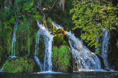 Hırvatistan 'daki Plitvicer Ulusal Parkı' nda Nefes Kesen Göller ve Şelaleler