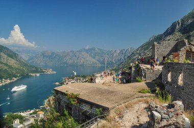 Kotor ve gay Karadağ 'ın nefes kesici manzaralı Aziz John (Sveti Ivan veya San Giovanni) kalesinin eski yılan taşından merdivenleri
