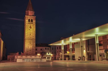 Umag 'daki ana meydanın gece görüşü Bell kulesi, Istria