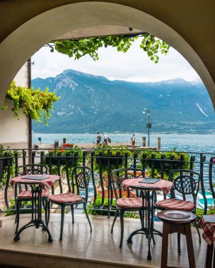 İtalya, Garda Gölü 'ndeki Limone köyüne bak.