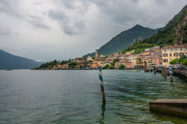 İtalya, Garda Gölü 'ndeki Limone köyüne bak.