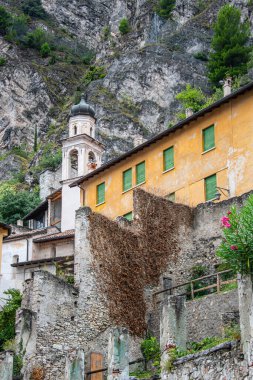 İtalya, Garda Gölü 'ndeki Limone köyüne bak.
