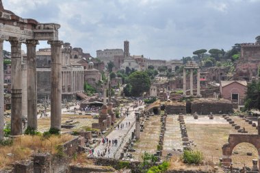 Roma Forumu 'nun (Foro Romano) antik kalıntılarının gündüz panoramik fotoğrafı)
