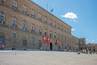 Floransa 'daki Palazzo Pitti' nin dışındaki Piazza dei Pitti 'de turistler