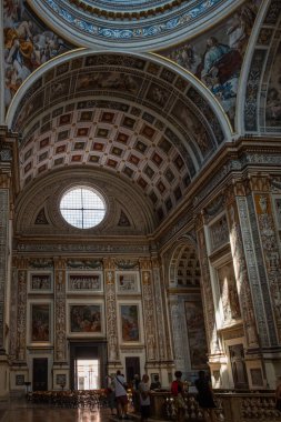 Saint Andrea Kilisesi iç mimarı, Leon Battista Alberti tarafından tasarlandı, yıl 1471