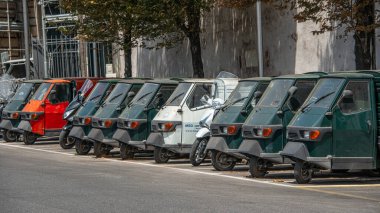 Piaggio Ape50 Roma 'da peş peşe. Piaggio Ape, ilk kez 1948 yılında Piaggio tarafından üretilen üç tekerlekli hafif ticari araçtır.