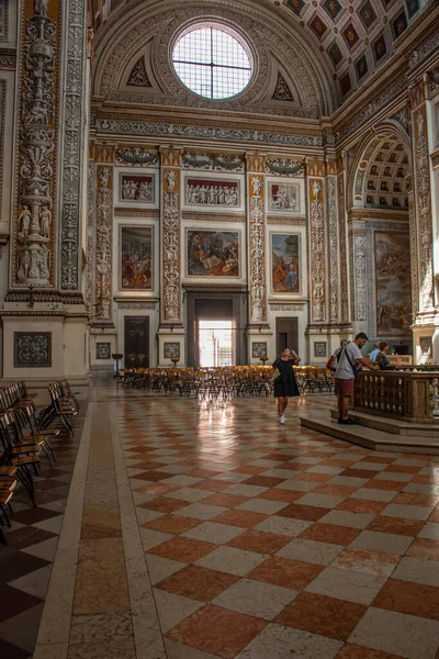Interiores Iglesia Santa Andrea Diseñado Por Leon Battista Alberti Arquitecto — Foto de Stock