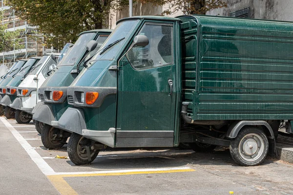 Piaggio Ape50 Roma 'da peş peşe. Piaggio Ape, ilk kez 1948 yılında Piaggio tarafından üretilen üç tekerlekli hafif ticari araçtır.