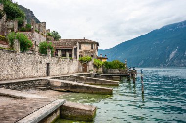 Yağmurlu ve Bulutlu Ağustos Sabahı, Limon Konsolosu Garda, Garda Gölü, İtalya