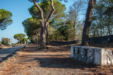 Roma, İtalya yakınlarındaki appia antikasıyla yıkıntılar ve mezar taşları.