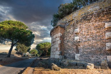 Roma, İtalya yakınlarındaki appia antikasıyla yıkıntılar ve mezar taşları.