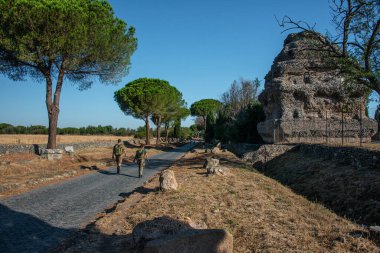 Roma, İtalya yakınlarındaki appia antikasıyla yıkıntılar ve mezar taşları.