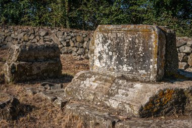 Roma, İtalya yakınlarındaki appia antikasıyla yıkıntılar ve mezar taşları.