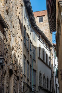 İtalya 'nın Floransa kentinde Ağustos sabahı sokak manzarası yağmurlu