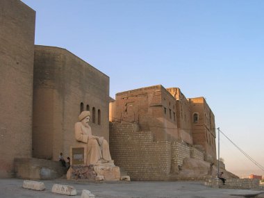 Erbil İbn el Mustawfi 'nin Erbil Kalesi' nde doğan Kürt tarihçi heykeli.