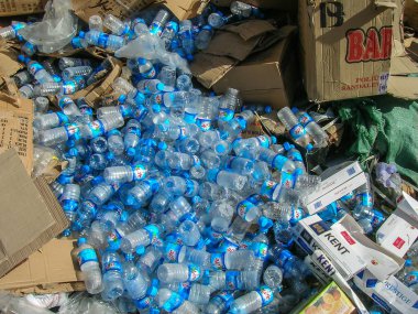 Kuzey Irak 'ta Erbil' in yollarını kirleten Evdeki plastik şişeler atık.