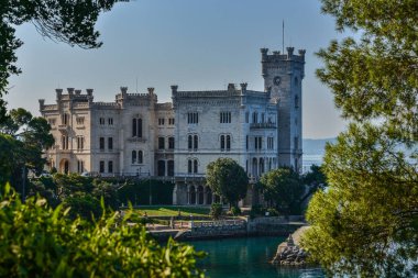 Trieste 'deki Miramare Şatosu, Adriyatik Denizi' nin üzerinde tünemiş 19. yüzyıldan kalma beyaz taştan bir kale. İtalya