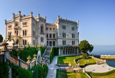 Trieste 'deki Miramare Şatosu, Adriyatik Denizi' nin üzerinde tünemiş 19. yüzyıldan kalma beyaz taştan bir kale. İtalya