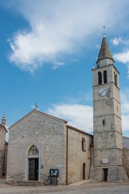 Şehir manzarası. Hırvatistan 'ın Istria kentindeki Fazana kasabasında çan kulesi bulunan Saint Cosmos ve Damien ana meydanı ve kilisesi manzarası
