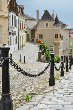 Tuna nehrinde bulunan Krems / Stein 'daki Tarihi Evler ve Cepheler
