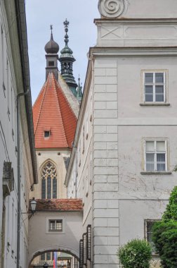 Tuna nehrinde bulunan Krems / Stein 'daki Tarihi Evler ve Cepheler