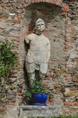 Rosenburg Kalesi. Avusturya 'nın en çok ziyaret edilen Rönesans şatolarından biri Naturpark Kamptal doğa koruma alanının ortasında yer almaktadır.