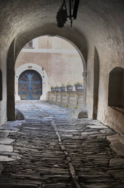 Rosenburg Kalesi. Avusturya 'nın en çok ziyaret edilen Rönesans şatolarından biri Naturpark Kamptal doğa koruma alanının ortasında yer almaktadır.
