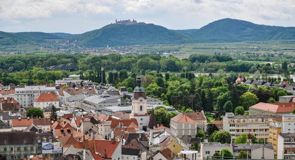 Krems City 'nin panoramik manzarası. Krems an der Donau Avusturya 'nın Wachau Vadisi' nde yer alan küçük bir kasabadır..