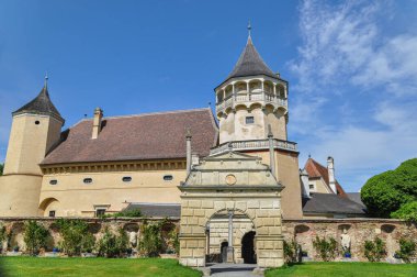 Rosenburg Kalesi. Avusturya 'nın en çok ziyaret edilen Rönesans şatolarından biri Naturpark Kamptal doğa koruma alanının ortasında yer almaktadır.