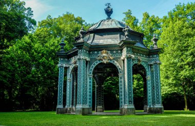 Avusturya 'nın güneyindeki Laxenburg Kraliyet Parkı' ndaki yeşil pavyon.
