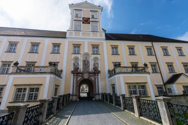Yukarı Avusturya 'daki ünlü Kremsmuenster Manastırı' nın taklitleri.